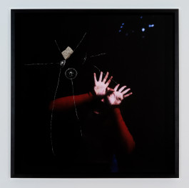 Dorian Sari The itch is back IV, 2023 124 x 6 x 124 cm Inkjet Print, AluDiBond, Glas, Stein Edition von 1 + 1 AP