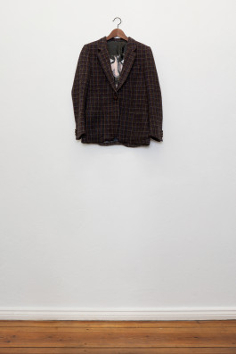 Dorian Sari hide & seek, 2022 75 x 12 x 80 cm Jacke, Kleiderbügel, Acrylfarbe