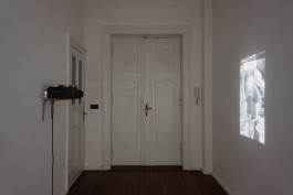 Jonas Höschl 80 Portraits: 73 Männer, 7 Frauen variable dimensions 80 slides, Carousel slide projector