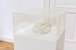 Sascha Herrmann, Devils Hill, 2018, Emulsioniertes Baryt-Mineral unter polarisiertem Plexiglas, 41 × 41 × 111 cm