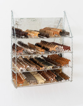 Marie Meyer pattern no. 1 2022 Schleichtiere, Plexiglas, Spiegelfolie, Stahlkette. 