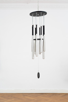 Anica Seidel Telling it real 2020 150 x 55 x 55 cm Baseballschläger, Metallketten, Stahlkabel, Holz, Lack 