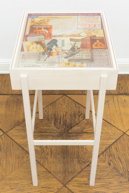 Jonas Höschl There’s history all around us 2022 Technik: 4-Farb-Siebdruck in Glas gebrannt + Vitrine + The Sunday Times Magazin 01.10.1972 Höhe 920 x Breite 620 x Tiefe 502 cm