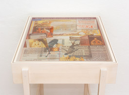 Jonas Höschl There’s history all around us 2022 Technik: 4-Farb-Siebdruck in Glas gebrannt + Vitrine + The Sunday Times Magazin 01.10.1972 Höhe 920 x Breite 620 x Tiefe 502 cm