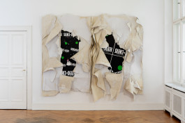 Dorian Sari Silence=Death, 2023 Tapete, Plakate 272 x 34 x 242 cm 