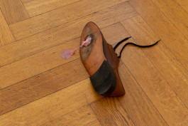Dorian Sari No title, 2023 30 x 9 x 14 cm Schuh, Kaugummi Edition von 2 