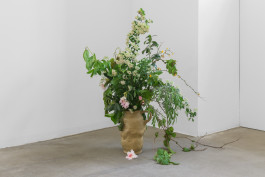 Olga Hohmann & Anna Maria Łuczak Rosas Garten 2024 50 x 18 x 18 cm Vase with flowers & letter