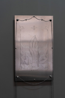 Emma Adler, /the deceit//II, 2024, 130 x 38 x 6 cm, aluminium carved by hand, stainless steel spikes, chain