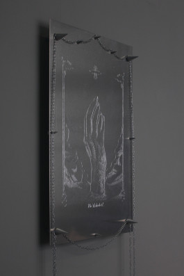 Emma Adler, /the deceit//II, 2024, 130 x 38 x 6 cm, aluminium carved by hand, stainless steel spikes, chain