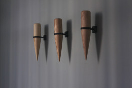 Emma Adler, STRG-Z (Pflock Fichte / Buche / Ahorn), 2024, 30 x 6 x 11 cm, Holz, Stahl 