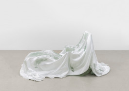 Noémi Barbaglia, Still, 2024, Glasfaser, Kunstharz 200x100x80 cm