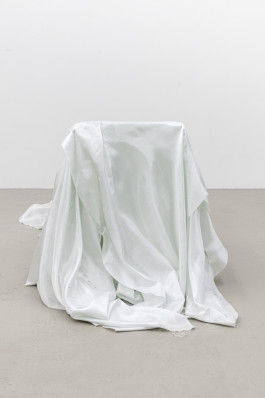Noémi Barbaglia, Still, 2024, Glasfaser, Kunstharz 200x100x80 cm